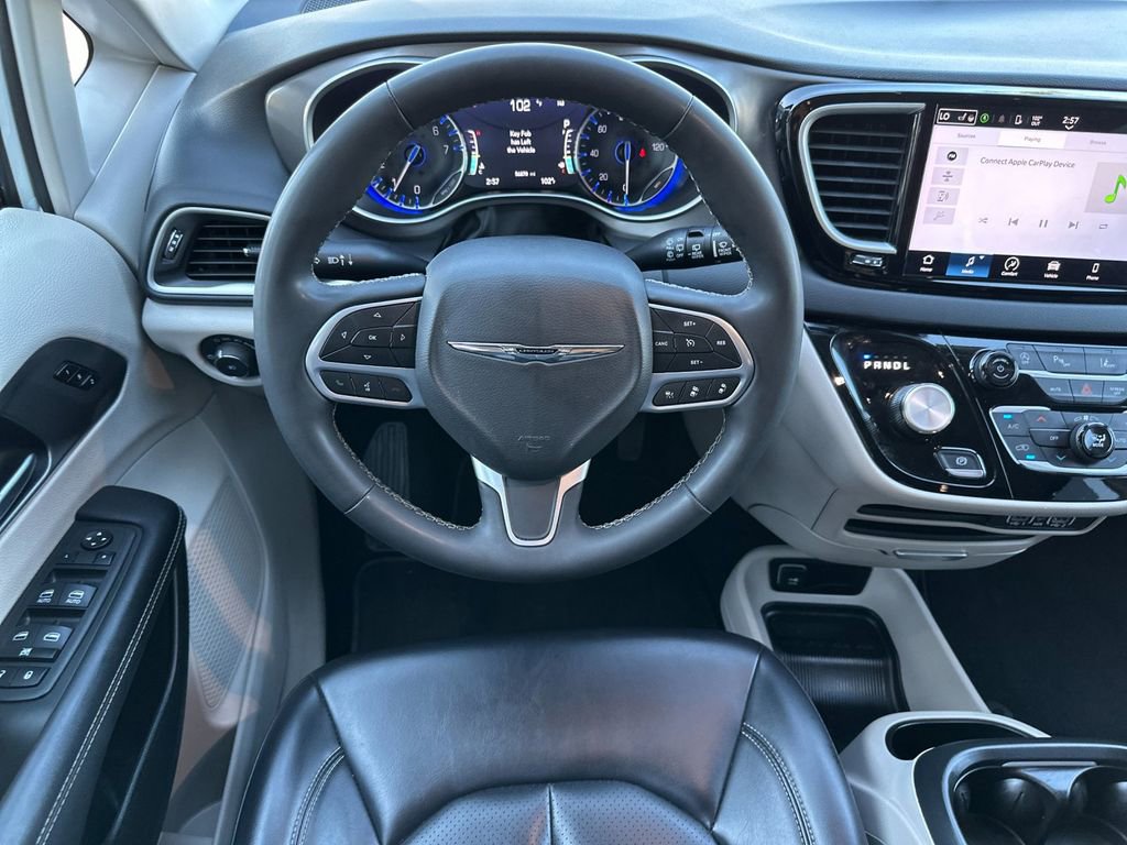 Used 2023 Chrysler Pacifica Touring-L image 14