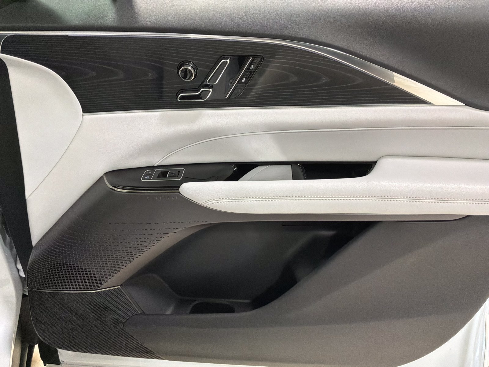 Used 2024 Cadillac Lyriq Sport AWD/4WD image 24