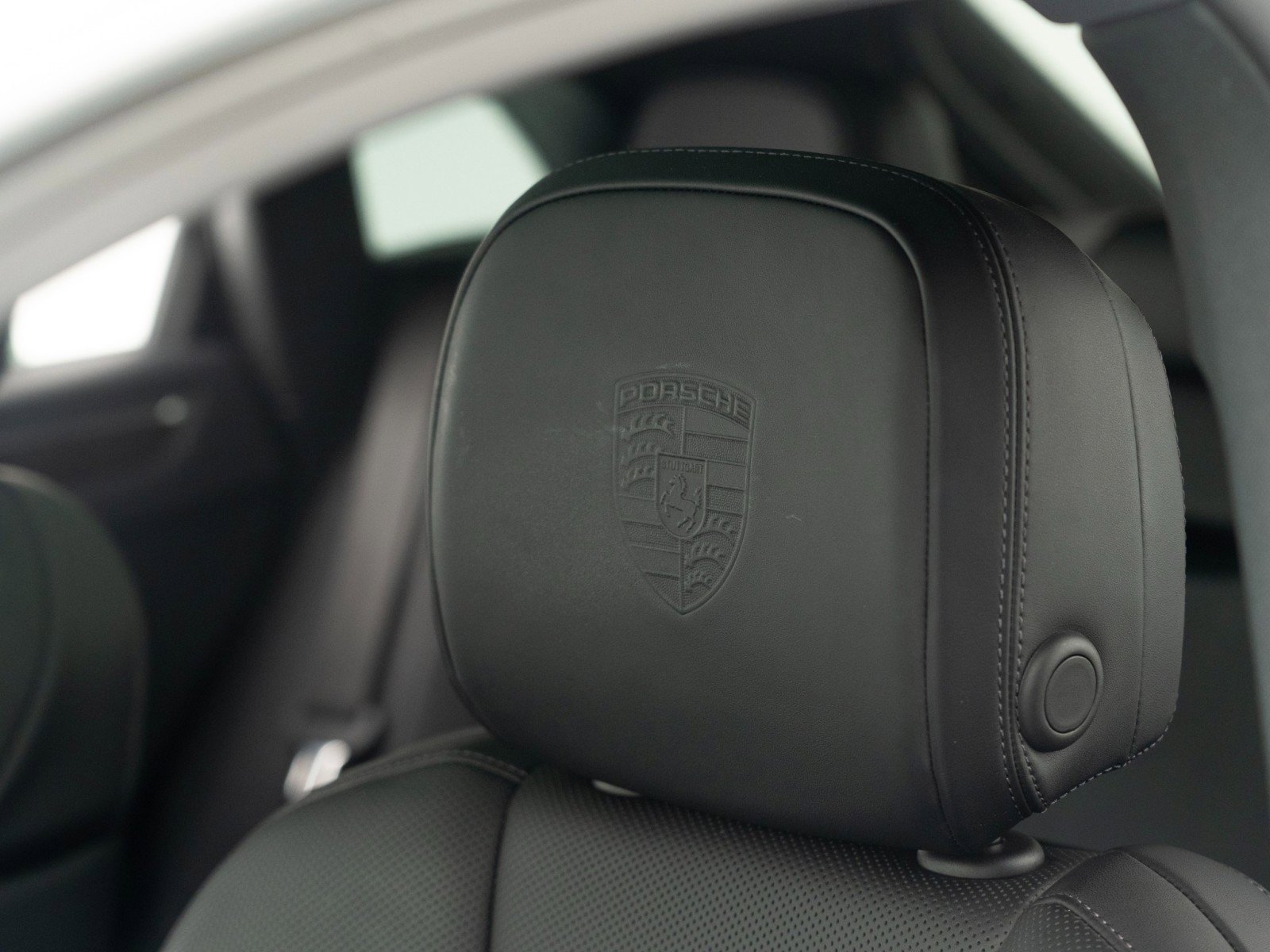 Certified 2025 Porsche Macan AWD/4WD image 18