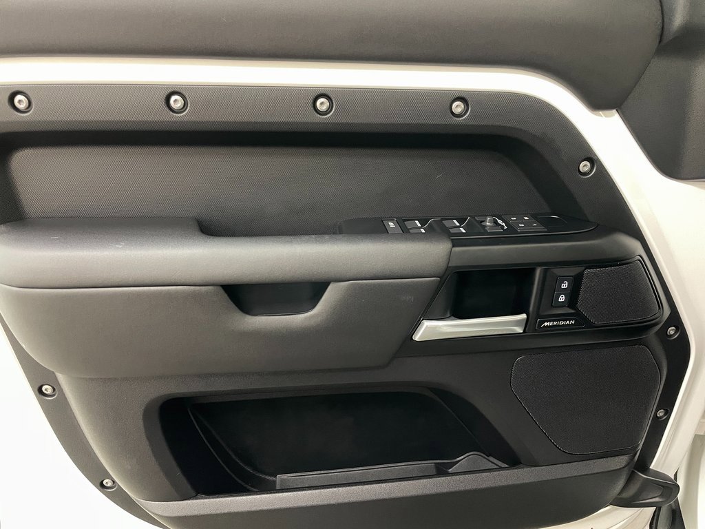 Used 2025 Land Rover Defender 110 S image 28