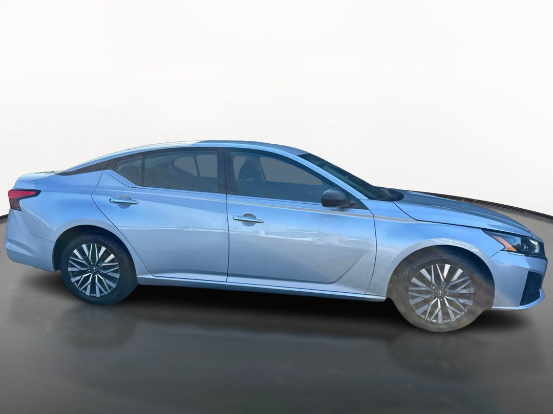 Used 2024 Nissan Altima 2.5 SV FWD image 2