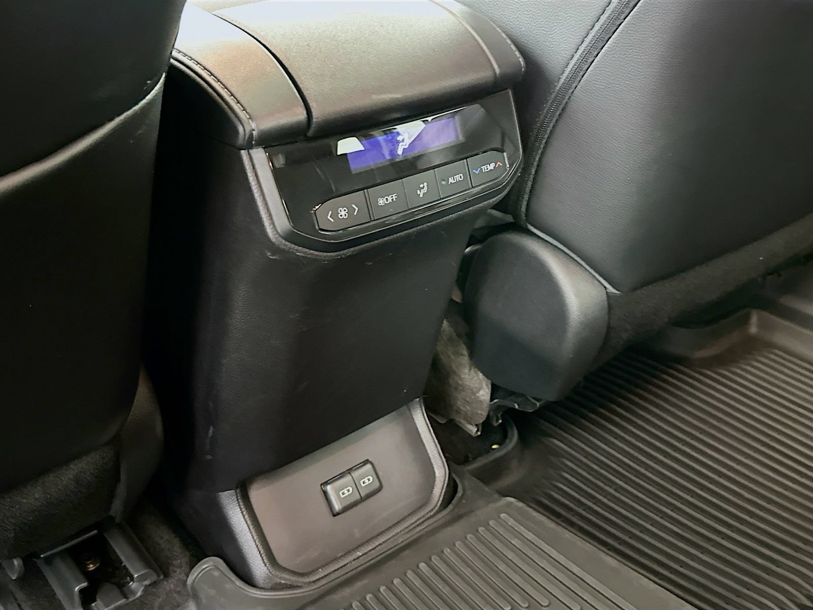 Used 2023 Toyota Highlander XLE AWD/4WD image 26