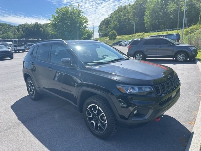 Used 2025 Jeep Compass Trailhawk w/ Trailer Tow Group AWD/4WD image 13
