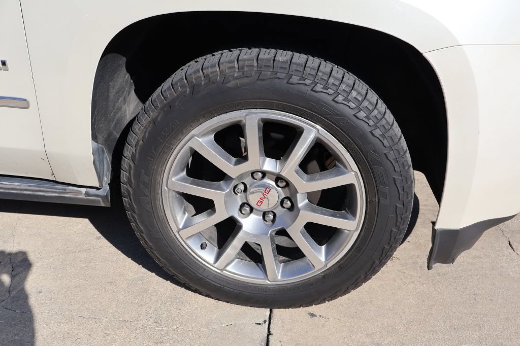Used 2015 GMC Yukon Denali w/ Premium Package AWD/4WD image 9