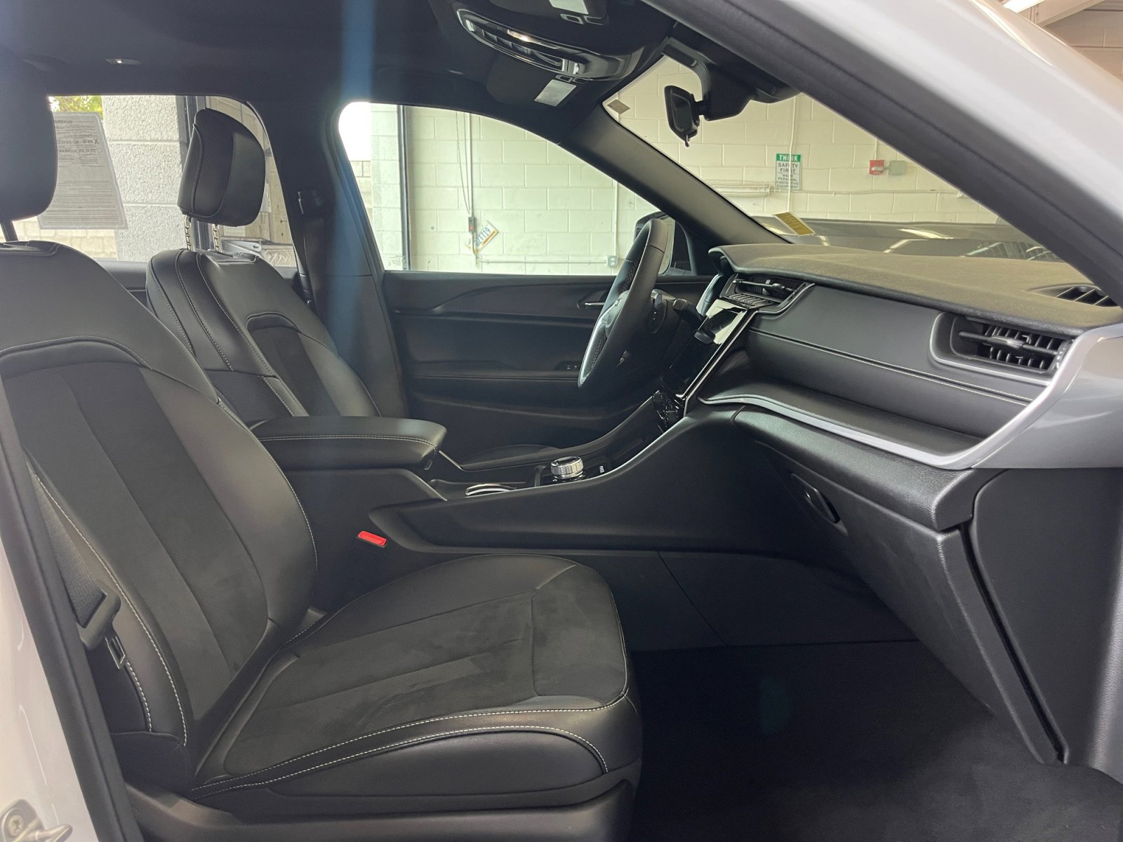 Used 2025 Jeep Grand Cherokee L Laredo image 27