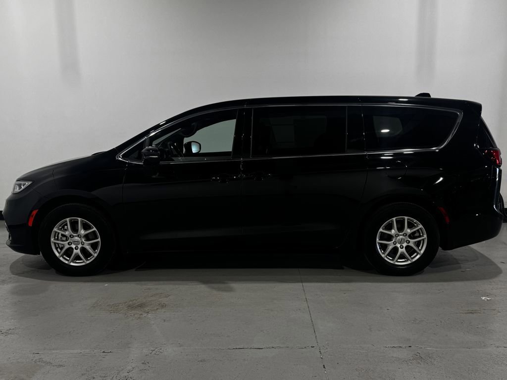 Used 2025 Chrysler Pacifica Select FWD image 13