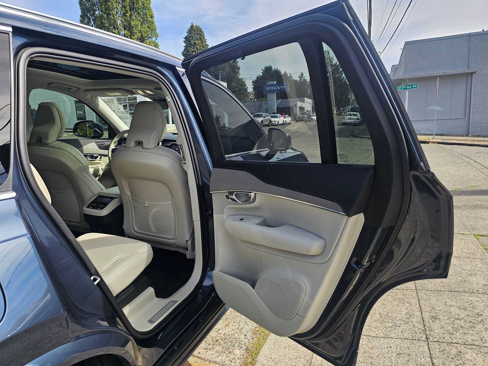 Used 2025 Volvo XC90 B6 Ultra w/ Protection Package Premier AWD/4WD image 13