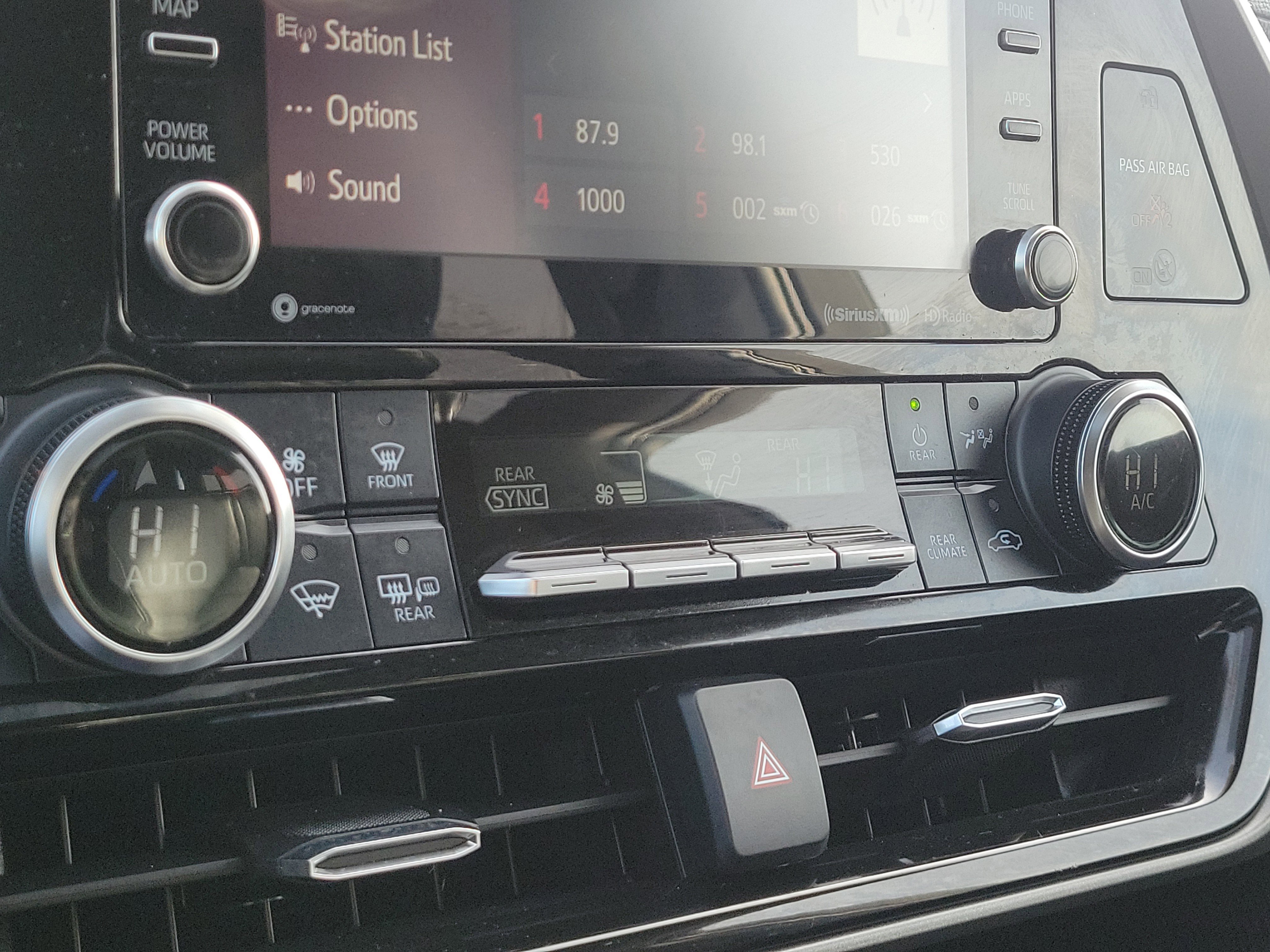 Used 2022 Toyota Highlander XLE image 30