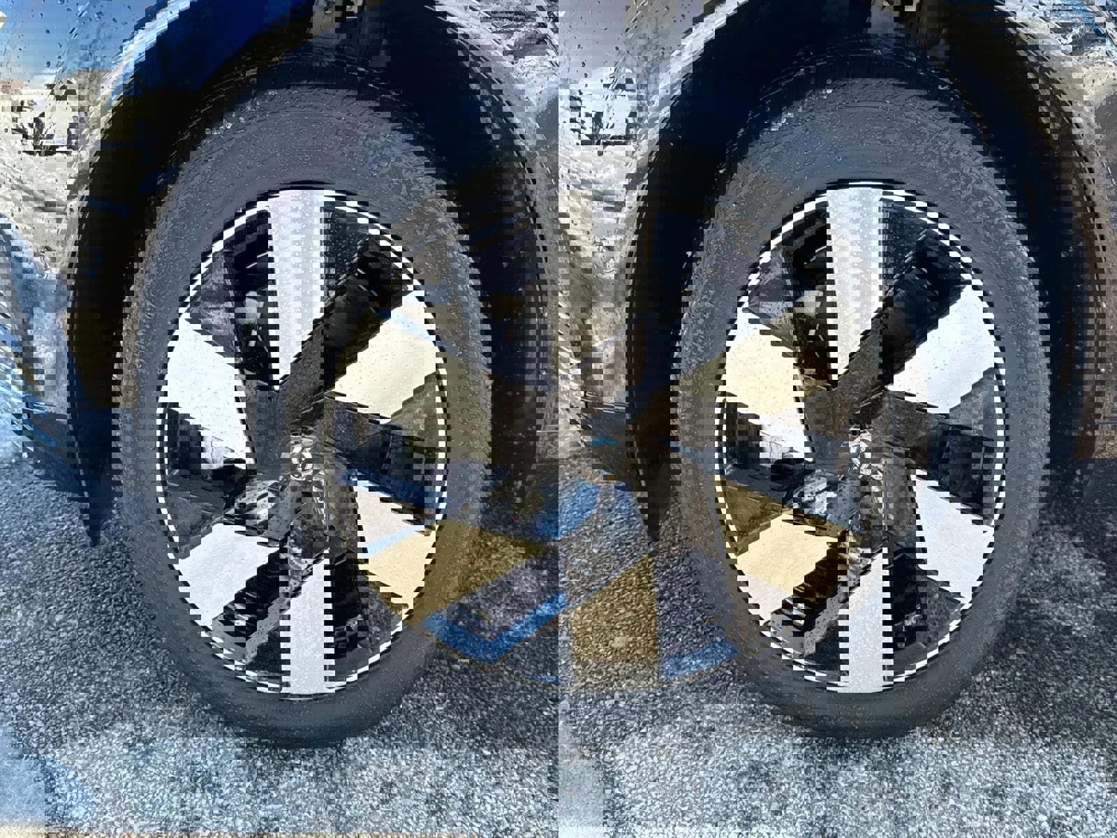 Certified 2023 Volvo XC60 T8 Ultimate w/ Climate Package image 10