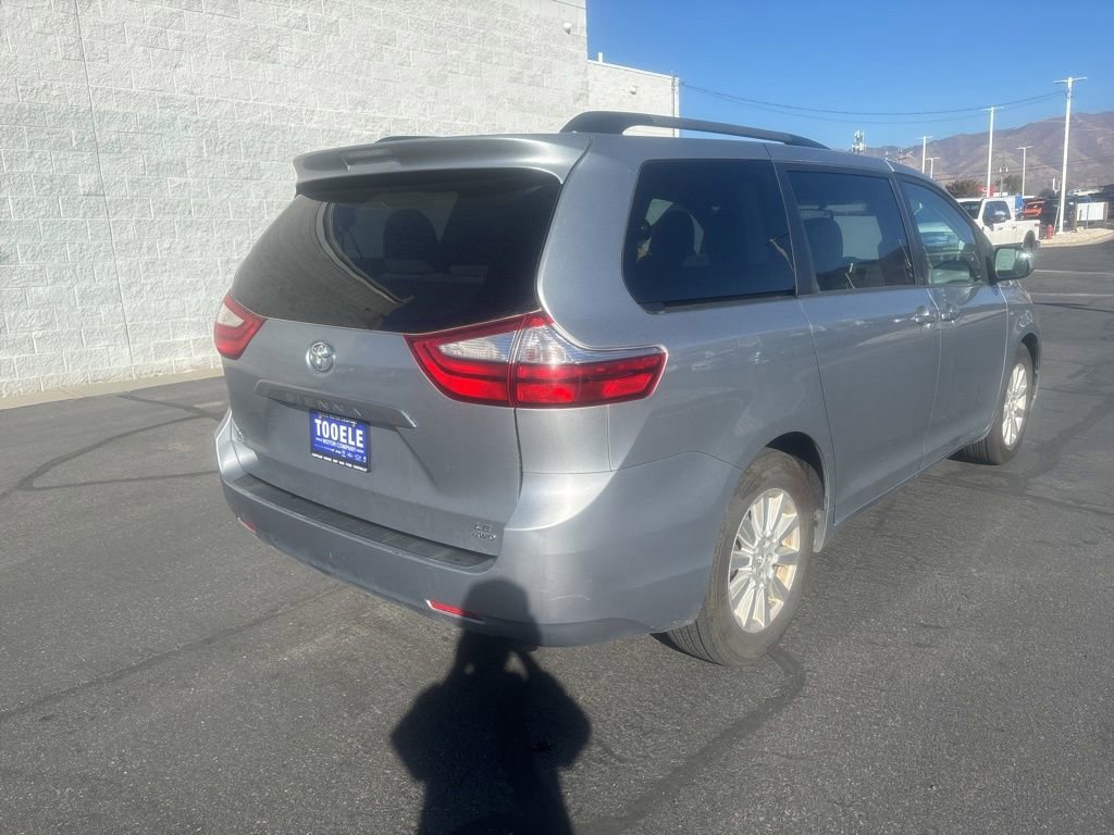 Used 2016 Toyota Sienna LE image 3