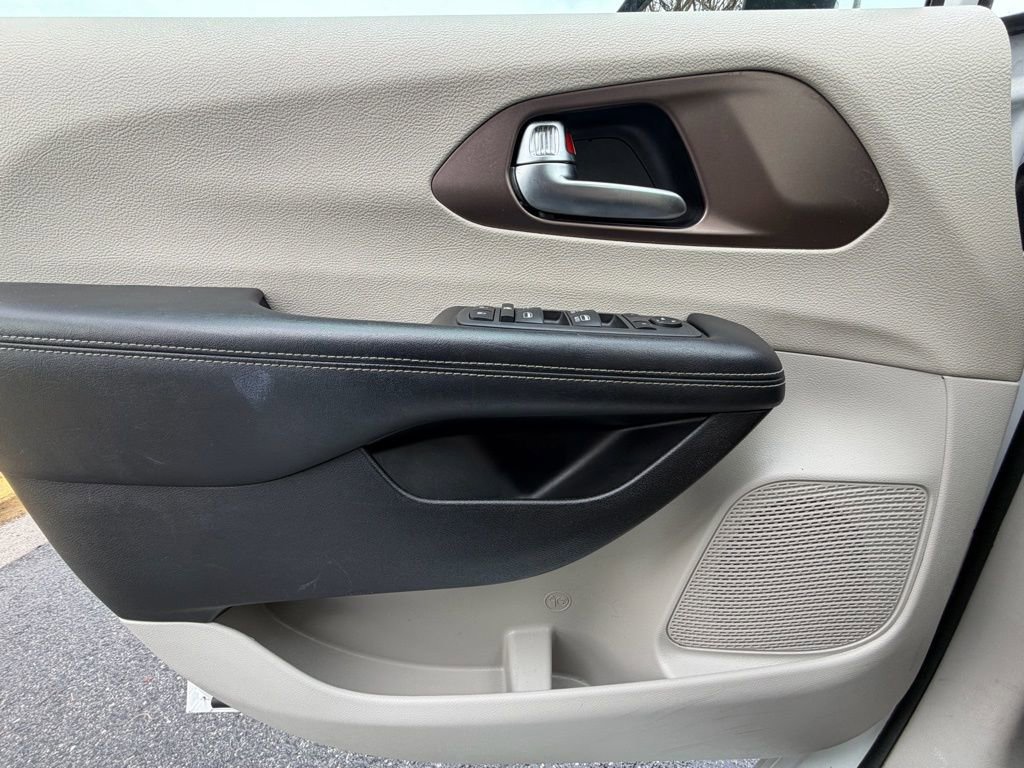 Certified 2022 Chrysler Voyager LX image 32