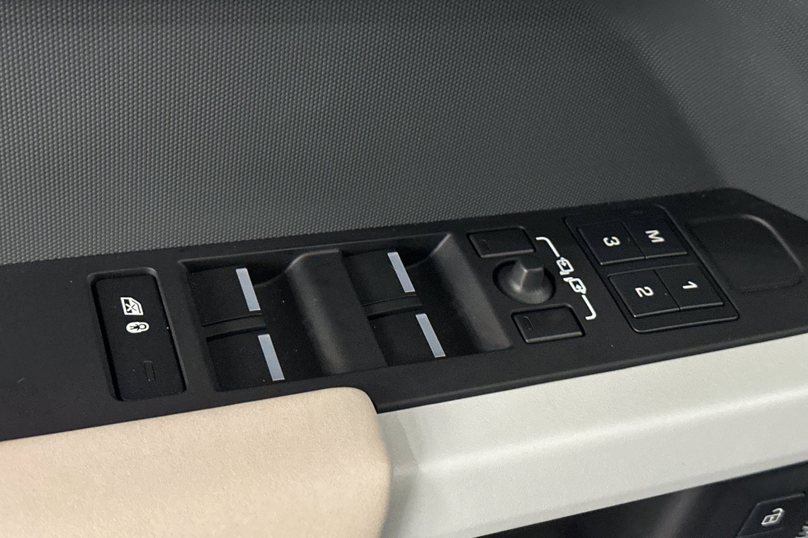 Used 2023 Land Rover Defender 130 X-Dynamic SE image 15