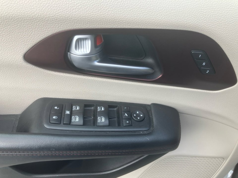 Used 2017 Chrysler Pacifica Limited image 36