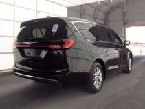 Used 2023 Chrysler Pacifica Touring FWD image 16