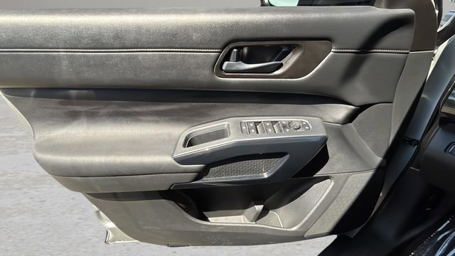 Used 2025 Nissan Pathfinder S FWD image 17