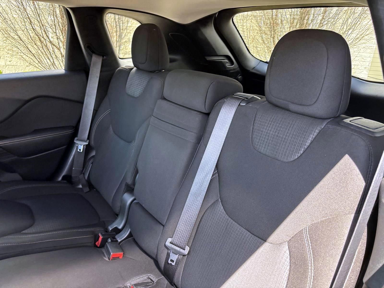 Used 2017 Jeep Cherokee Latitude w/ Comfort/Convenience Group FWD image 25