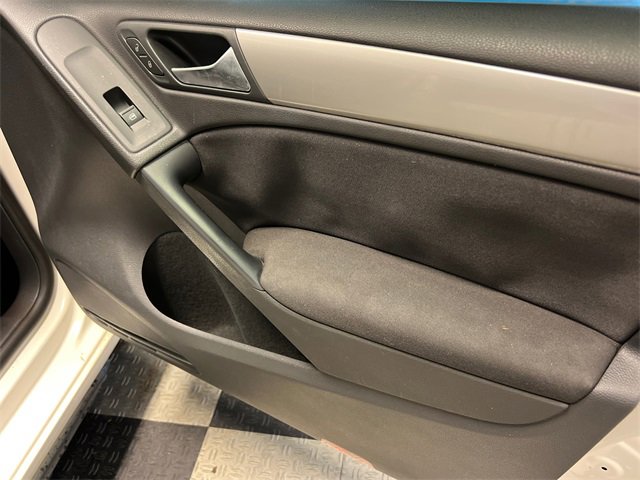 Used 2011 Volkswagen Golf TDI image 10