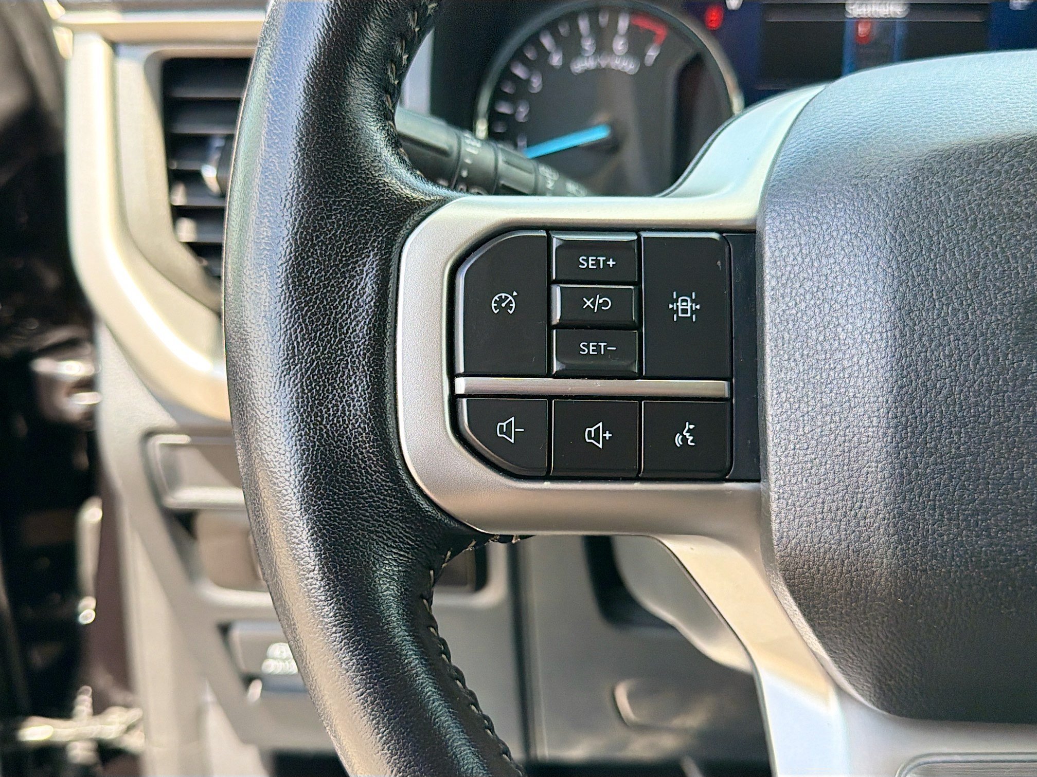Used 2024 Ford Expedition XLT AWD/4WD image 36