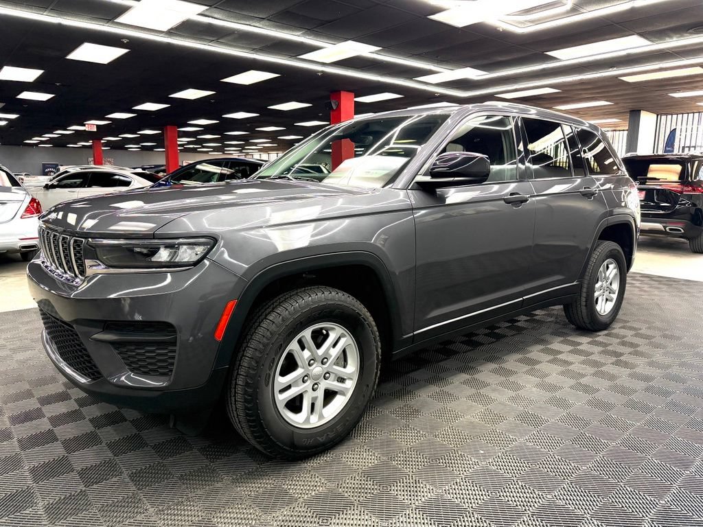 Used 2022 Jeep Grand Cherokee Laredo w/ Luxury Tech Group I RWD image 8