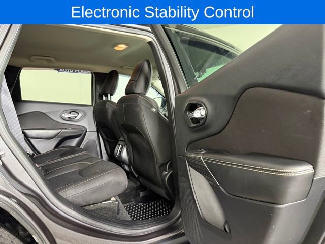 Used 2015 Jeep Cherokee Latitude w/ Cold Weather Group image 16