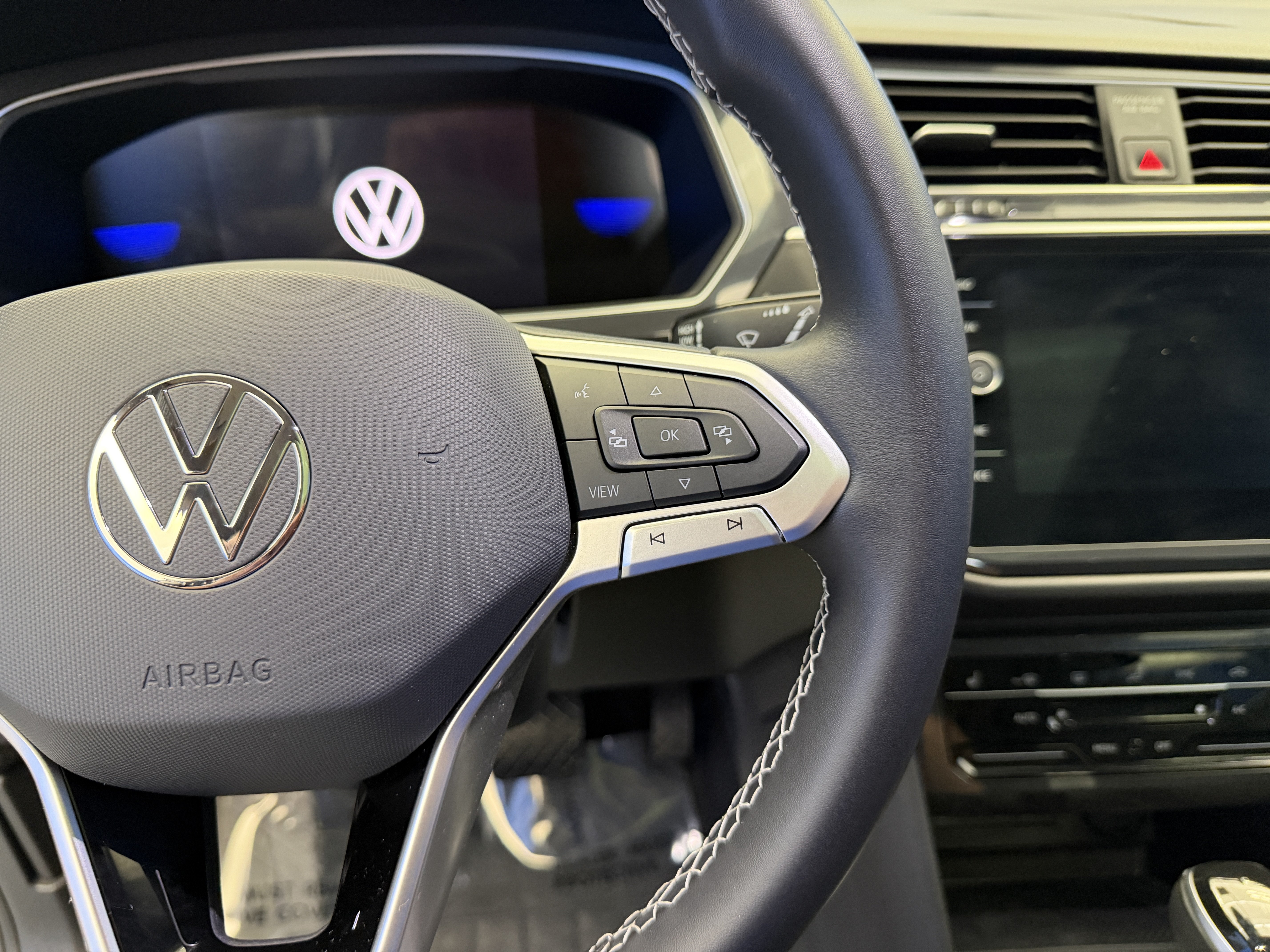 Used 2024 Volkswagen Tiguan SE AWD/4WD image 16