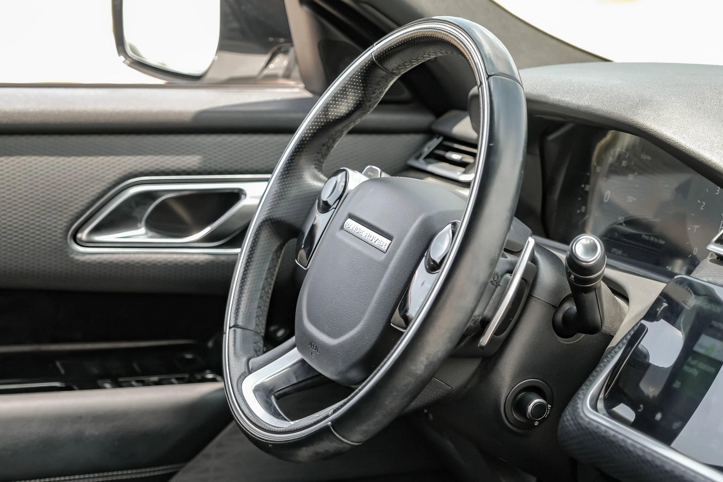 Used 2018 Land Rover Range Rover Velar R-Dynamic SE image 15