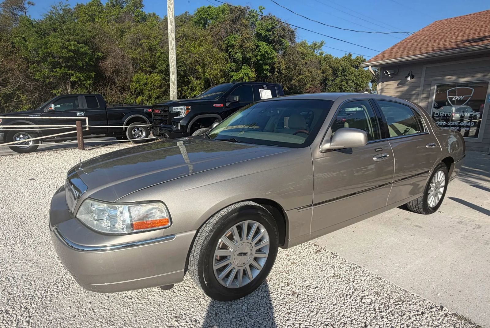 Used 2003 Lincoln Town Car Signature image 1
