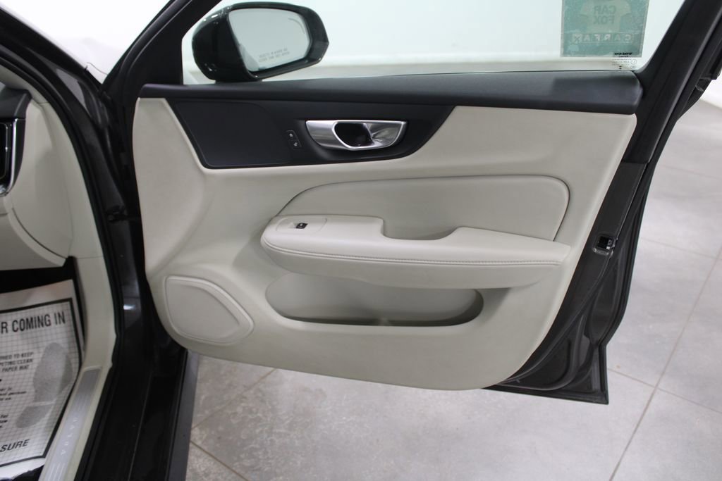 Used 2024 Volvo V60 B5 Cross Country Plus image 32