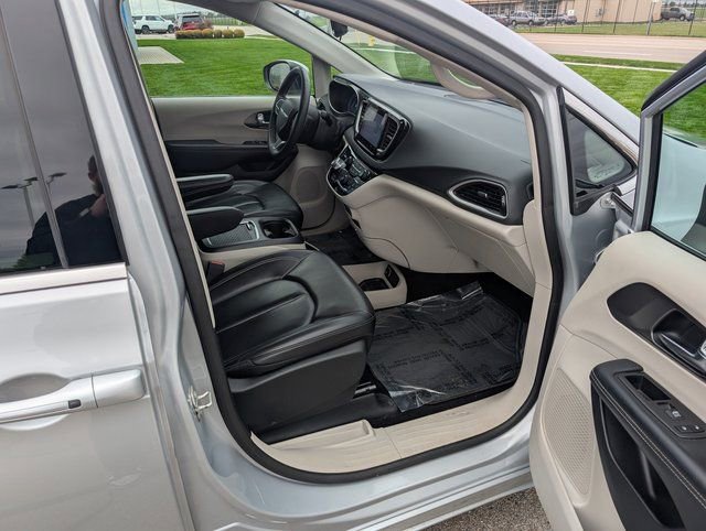 Used 2023 Chrysler Pacifica Touring-L image 4