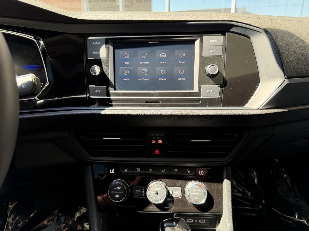 Used 2024 Volkswagen Jetta SE w/ Panoramic Sunroof Package image 20