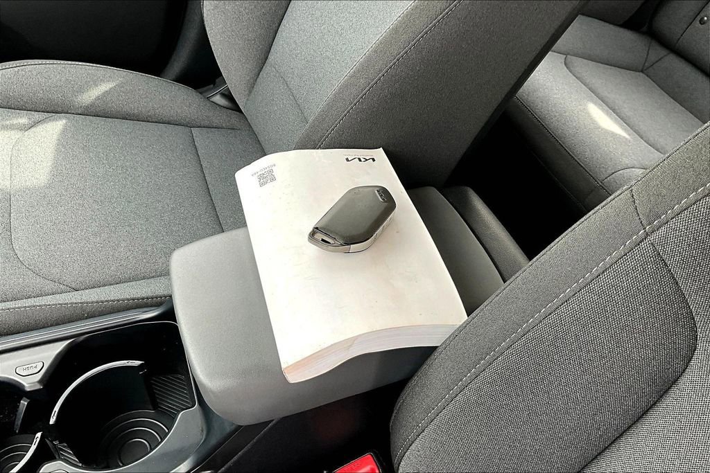 Used 2025 Kia K4 LXS image 32