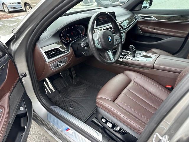 Used 2022 BMW 740i w/ M Sport Package RWD image 8