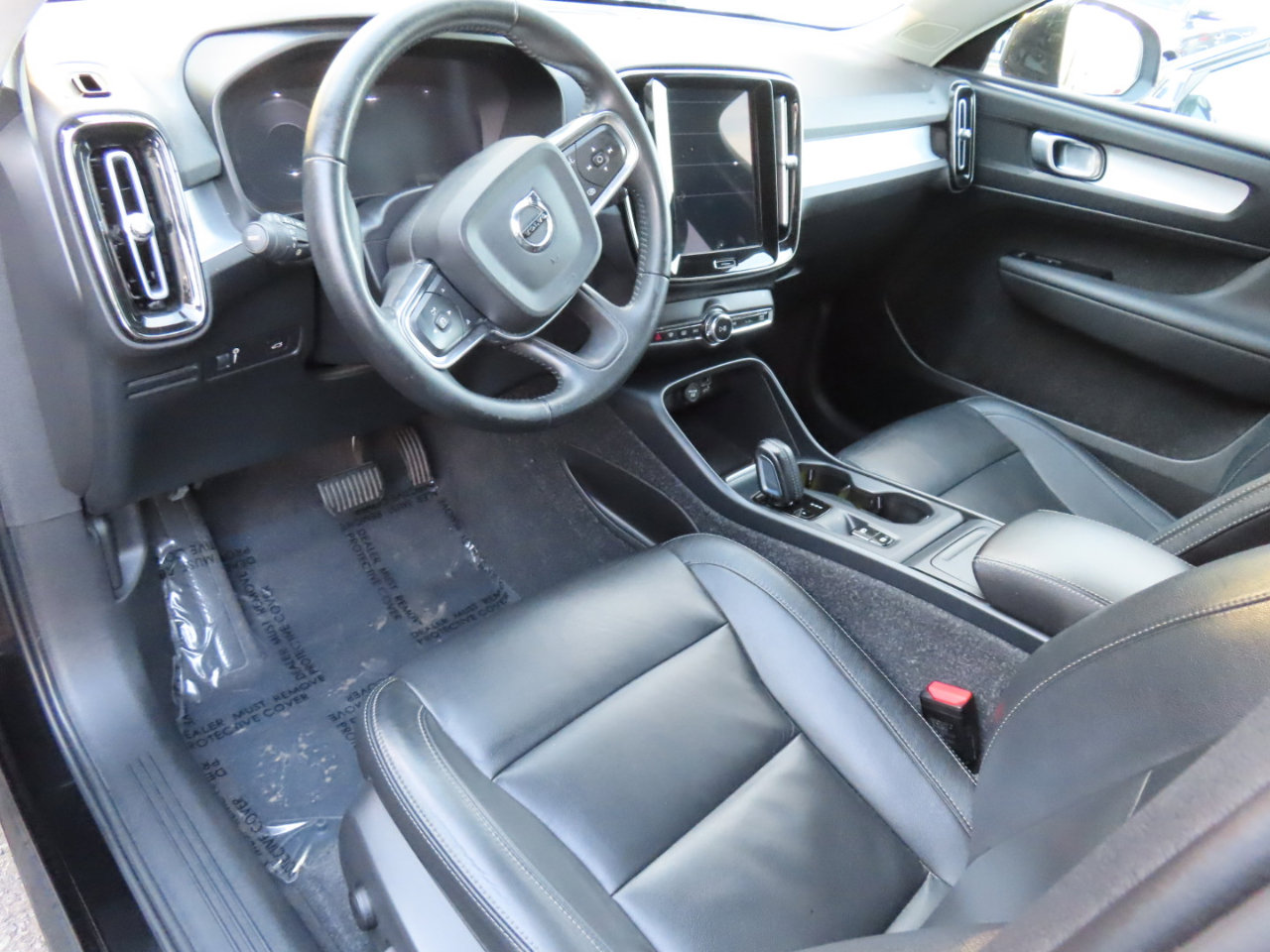 Used 2021 Volvo XC40 T5 Momentum image 5