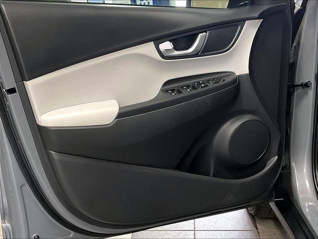 Used 2023 Hyundai Kona SE w/ Cargo Package FWD image 9