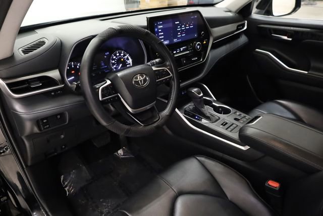 Used 2023 Toyota Highlander XLE image 12
