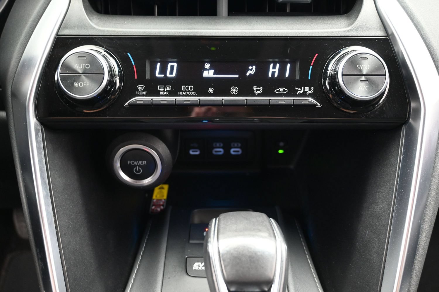 Used 2024 Toyota Venza LE AWD/4WD image 34