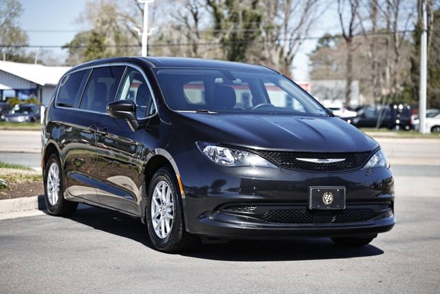 Used 2022 Chrysler Voyager LX image 12