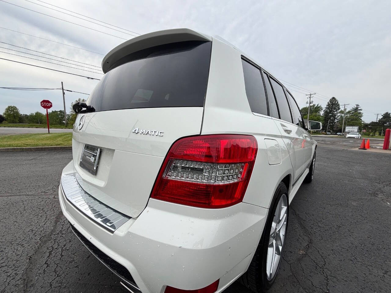 Used 2011 Mercedes-Benz GLK 350 4MATIC image 4
