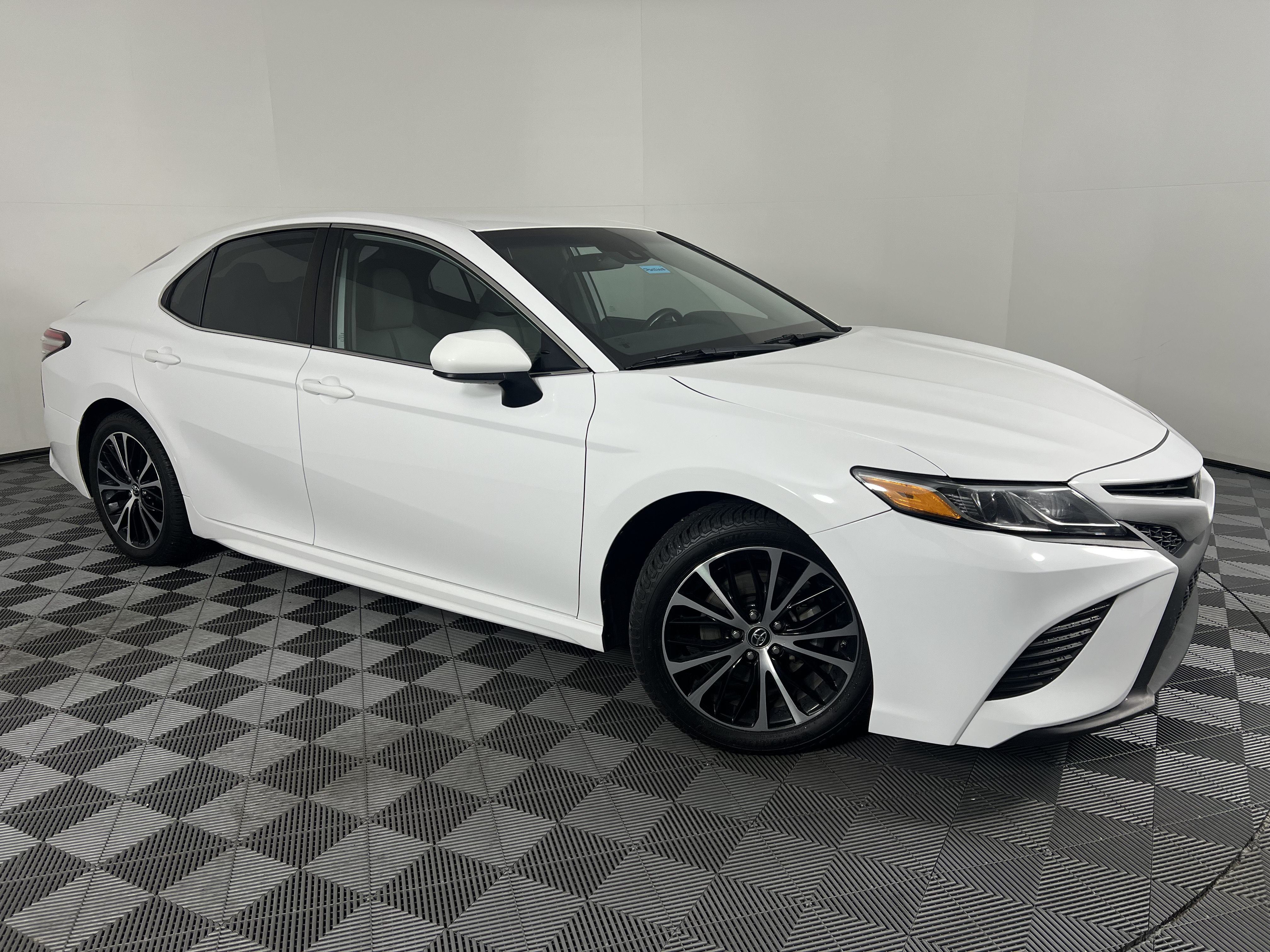 Used 2019 Toyota Camry SE FWD image 2