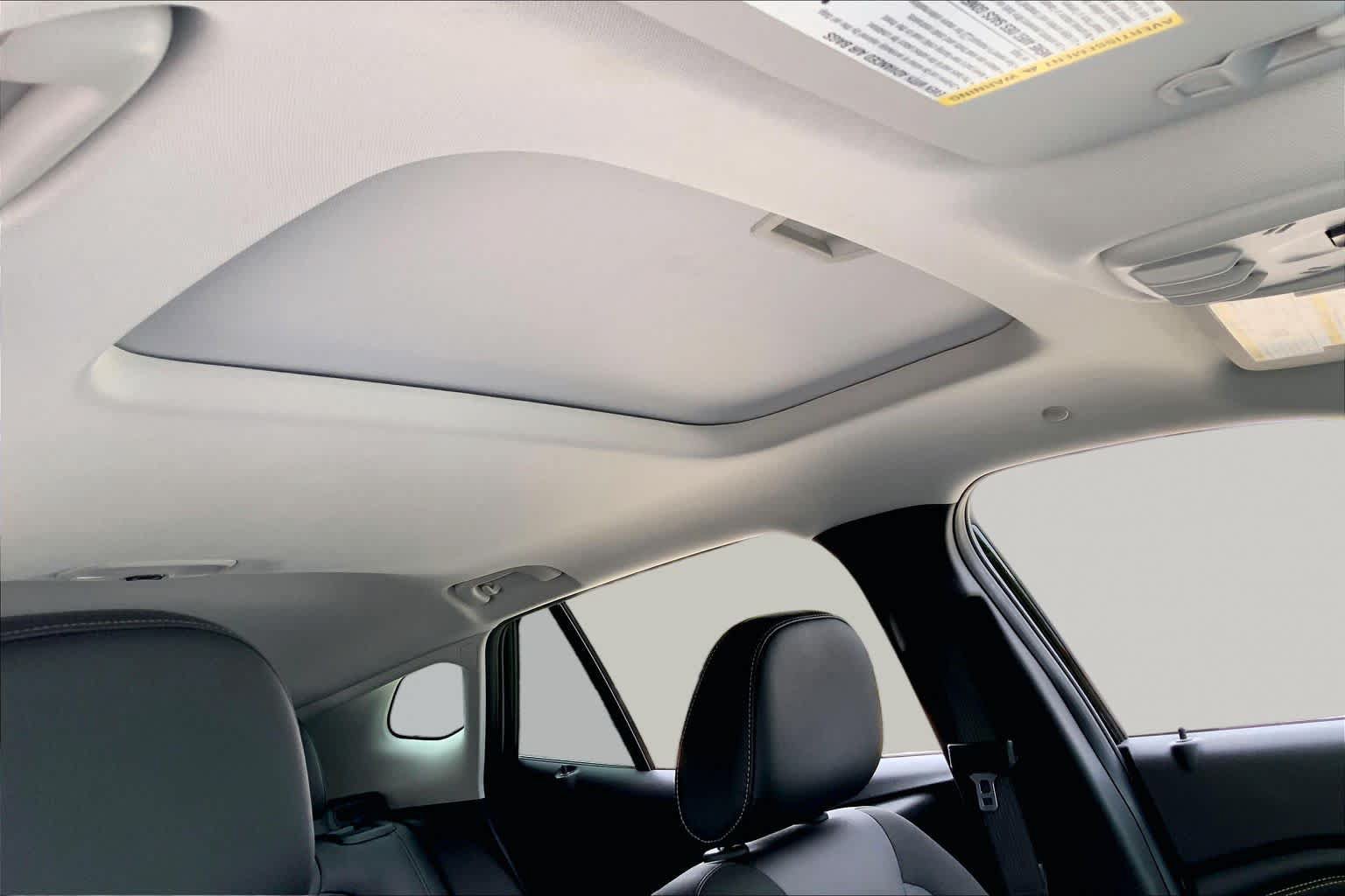 Used 2024 Chevrolet Trax LT w/ Sunroof Package FWD image 14