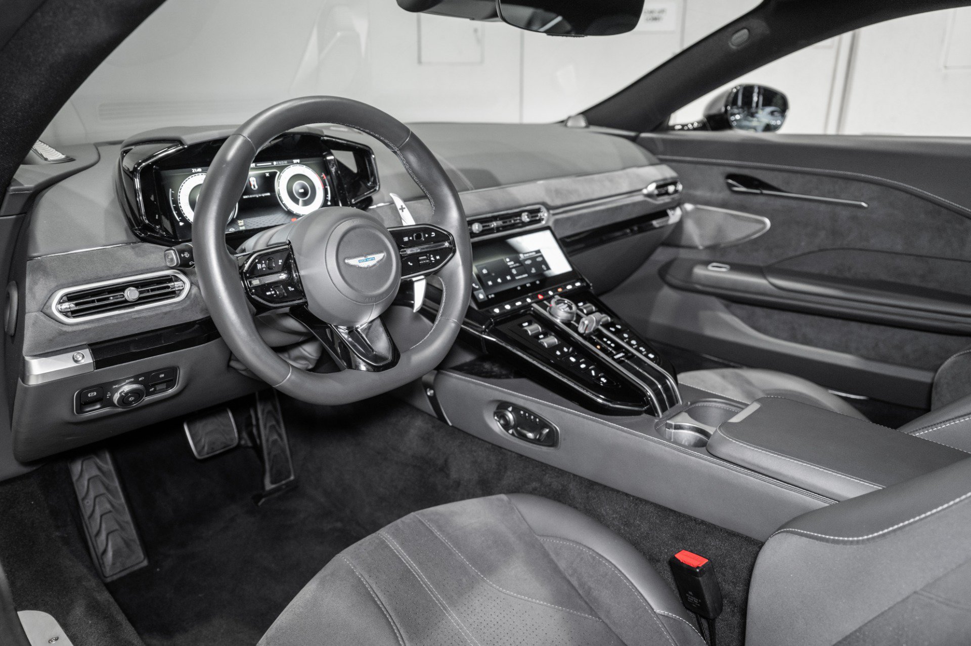 Used 2025 Aston Martin V8 Vantage Coupe RWD image 3