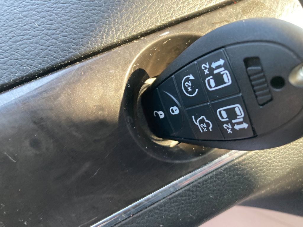 Used 2016 Chrysler Town & Country Touring image 39