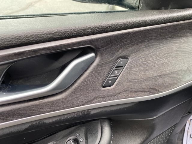 Used 2023 Jeep Grand Cherokee Limited AWD/4WD image 16