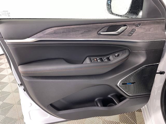 New 2025 Jeep Grand Cherokee Overland w/ Luxury Tech Group IV image 16