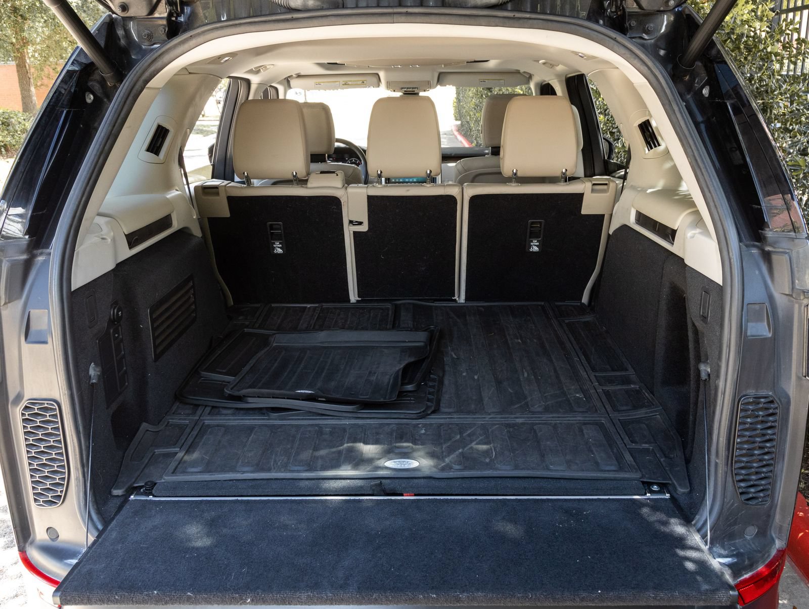 Used 2019 Land Rover Discovery HSE AWD/4WD image 29