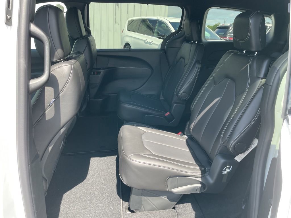 New 2026 Chrysler Pacifica Select image 18
