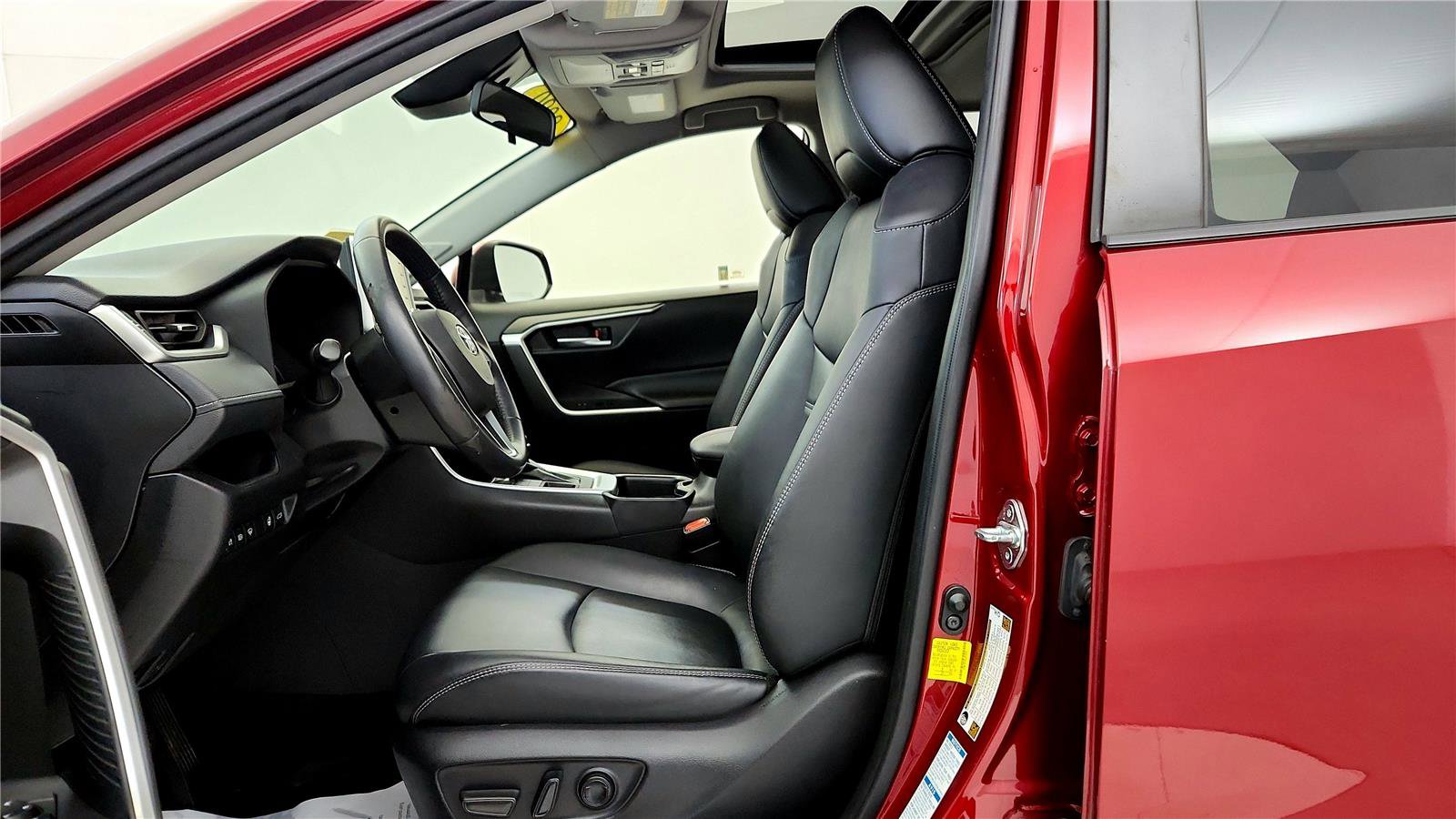 Used 2020 Toyota RAV4 XLE Premium image 25