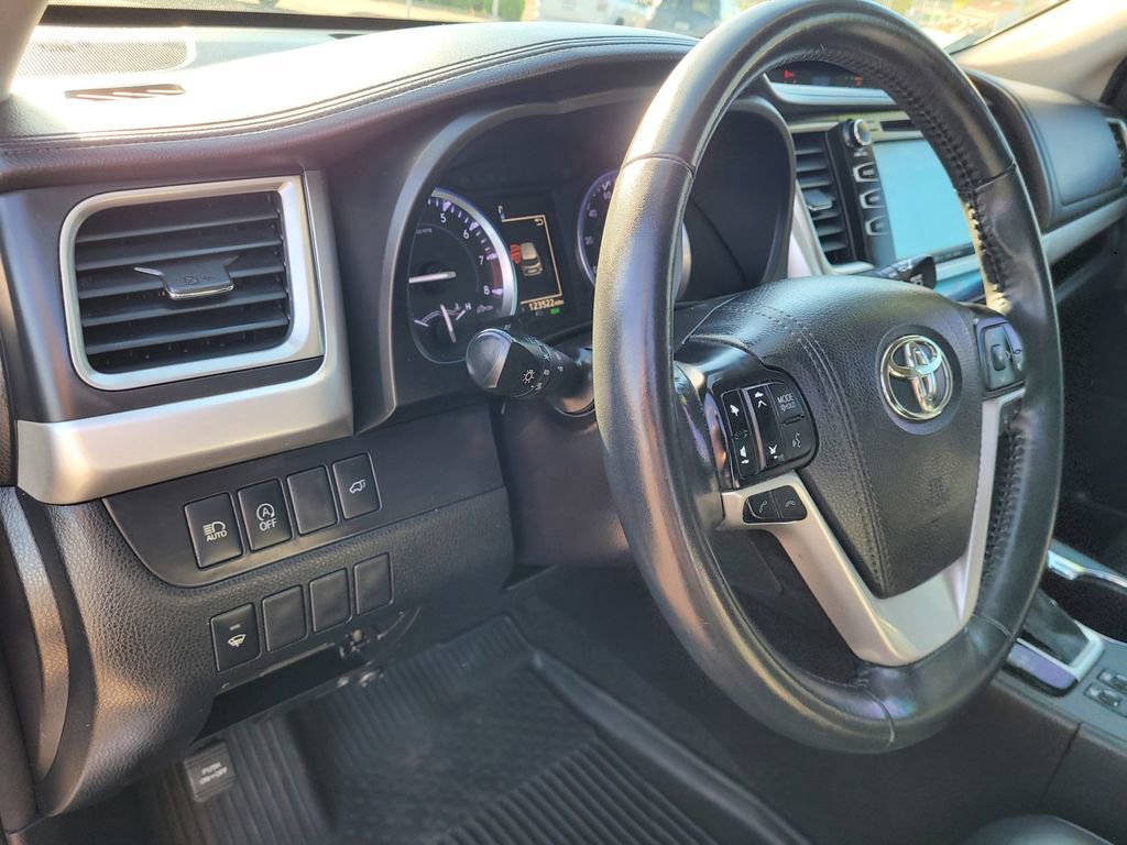 Used 2018 Toyota Highlander XLE image 26