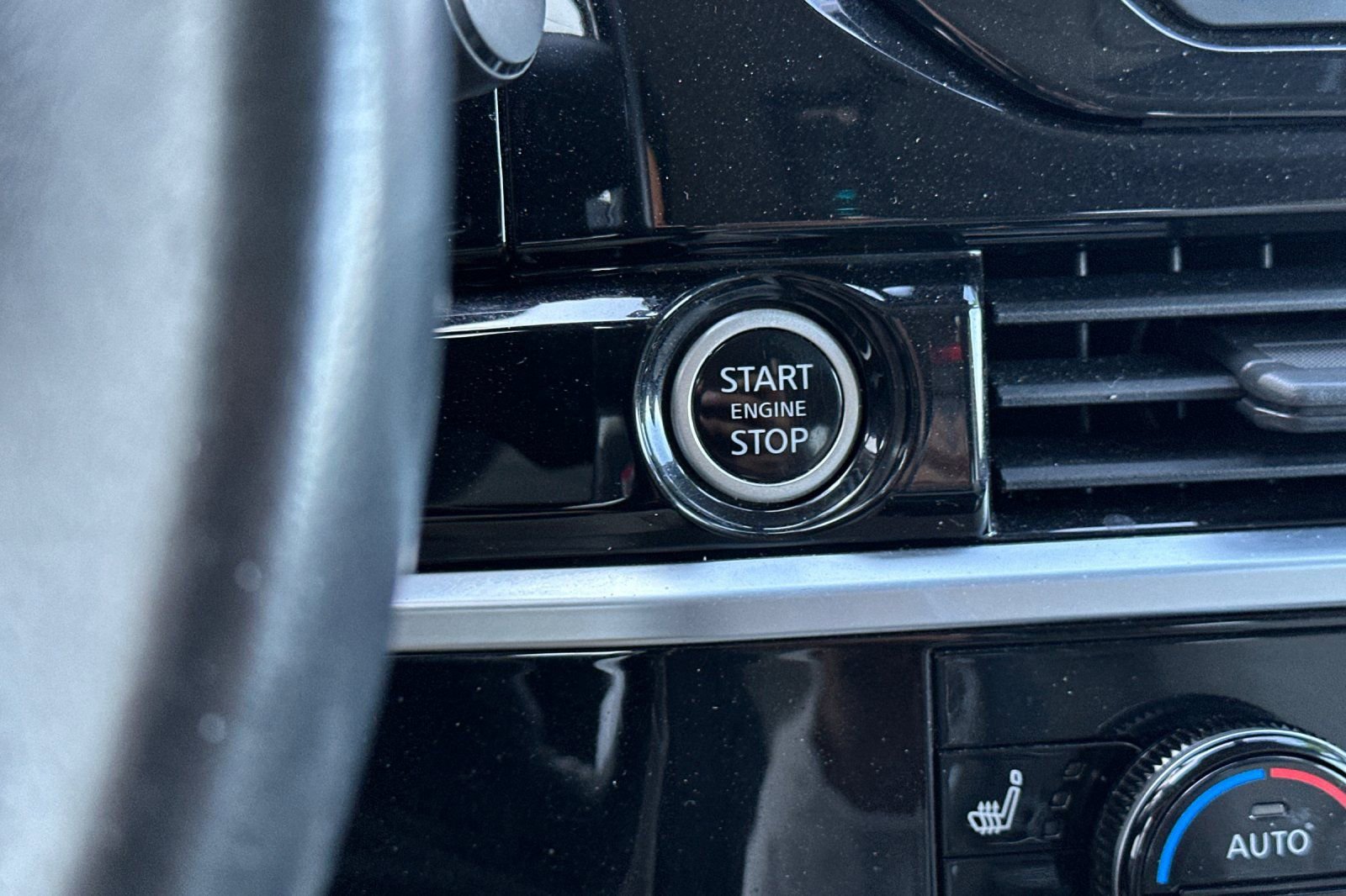 Used 2022 Nissan Pathfinder SV w/ SV Black Package image 30