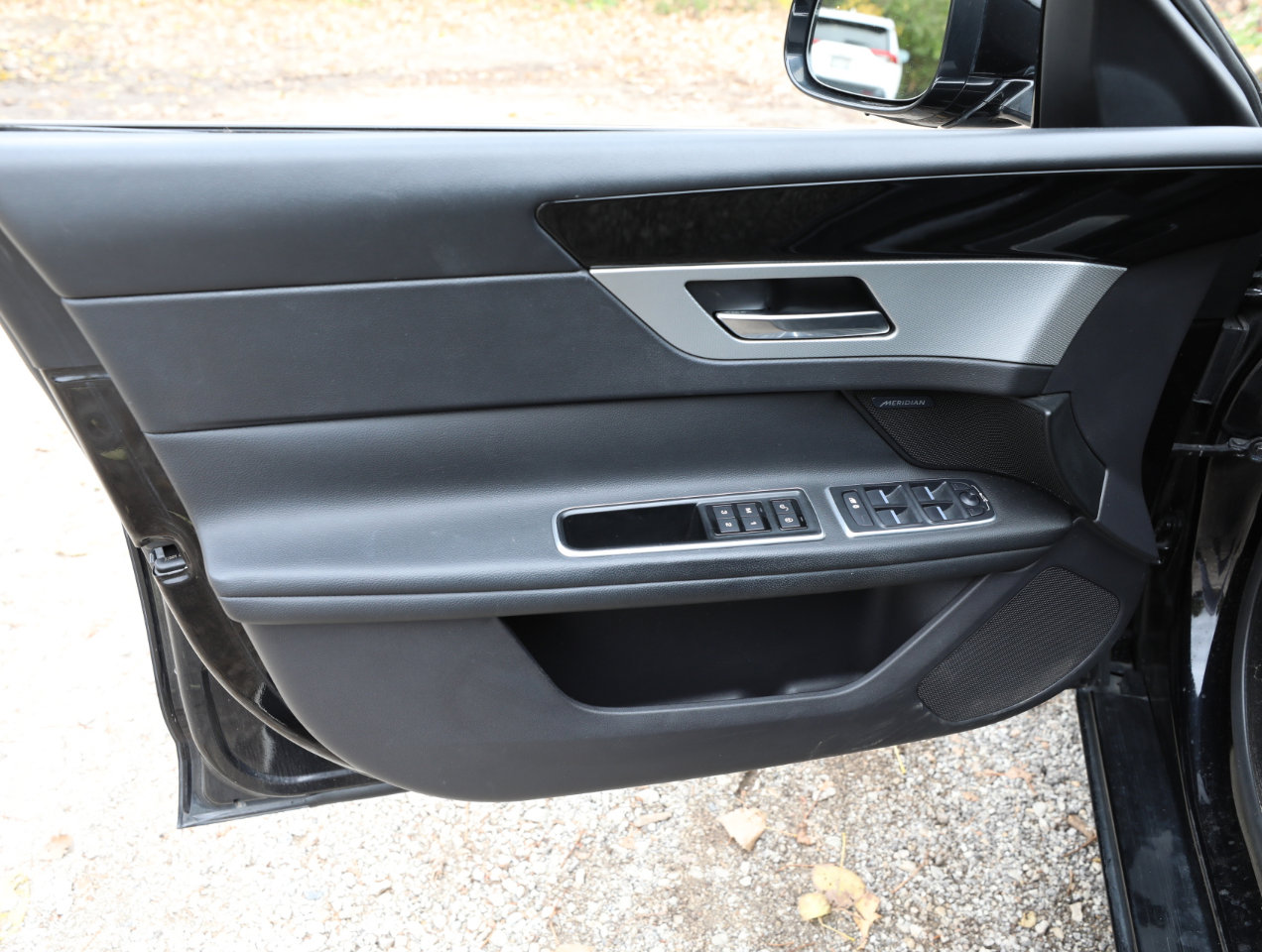 Used 2017 Jaguar XF Premium image 14